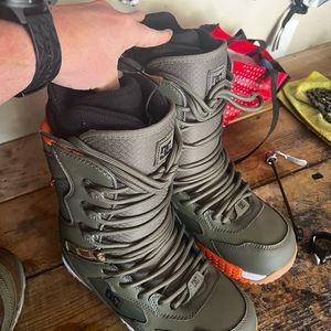 DC 2022 Mutiny Snowboard boot mens 8.5. Great for beginner or growing kiddo.